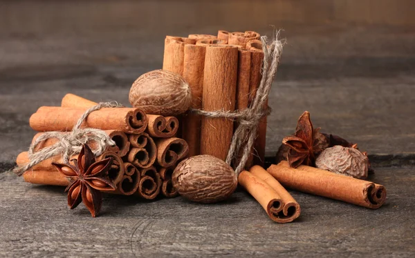 Палички кориці, мускатний горіх та аніс на дерев'яному столі — стокове фото
