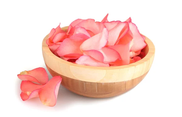 Piękne różowe płatki róż na drewniana miska na białym tle — Zdjęcie stockowe