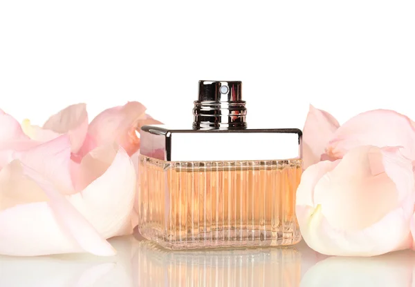 Parfym i en vacker flaska och kronblad isolerad på vit — Stockfoto
