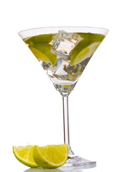 Cóctel con hielo, limón y lima verde aislado sobre blanco —  Fotos de Stock