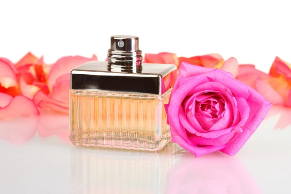 Parfém v krásnou láhev, okvětní lístky a růžové růže izolovaných na bílém — Stock fotografie
