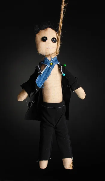 Pendurado boneca voodoo menino-noivo no fundo cinza — Fotografia de Stock