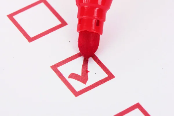 Контрольный лист и красный маркер крупным планом — стоковое фото