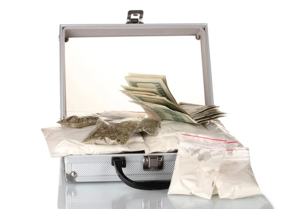 Кокаин и марихуана в изолированном на белом чемодане — стоковое фото