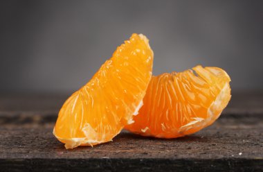 iki olgun mandalina karanfil gri arka plan üzerinde ahşap tablo