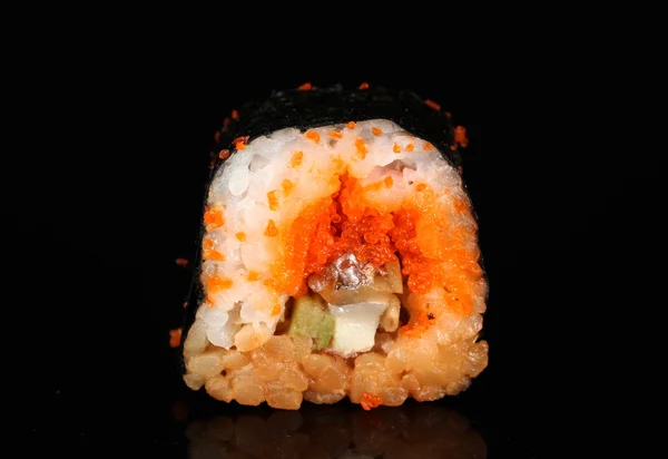 Delicioso sushi sobre fondo negro — Foto de Stock
