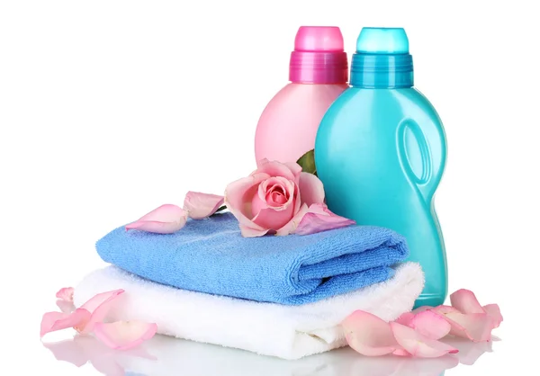 Πετσέτα και καθαρισμού απομονωθεί σε λευκό — Φωτογραφία Αρχείου