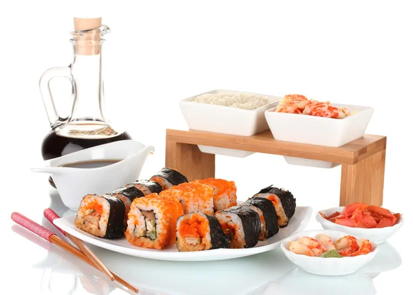 Delicioso sushi en plato, palillos, salsa de soja, pescado y camarones aislados —  Fotos de Stock