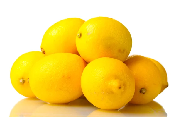 Стиглі лимони ізольовані на білому — стокове фото
