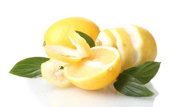 Стиглі лимони з листям ізольовані на білому — стокове фото