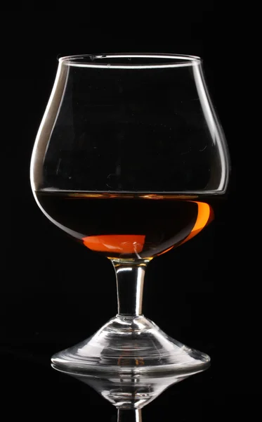 Glas cognac op zwarte achtergrond — Stockfoto