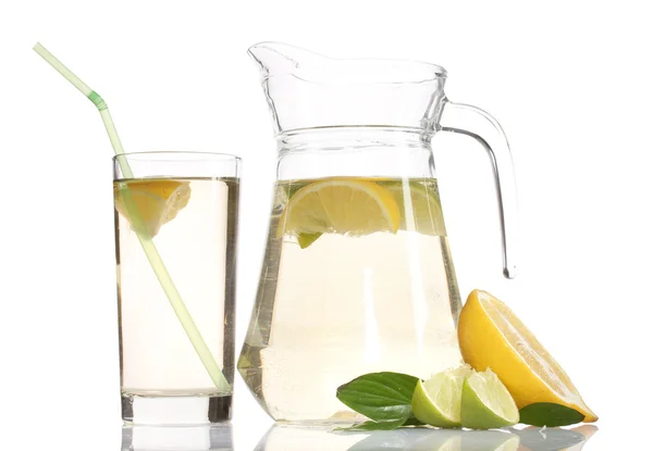 Dzban i szklankę lemoniady i cytryny na białym tle — Zdjęcie stockowe