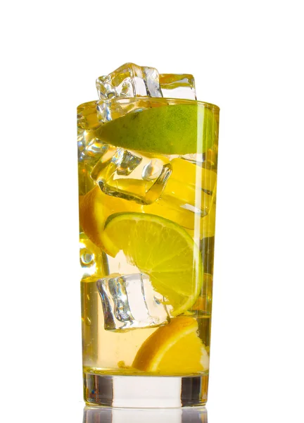Limonada fresca fria isolada em branco — Fotografia de Stock