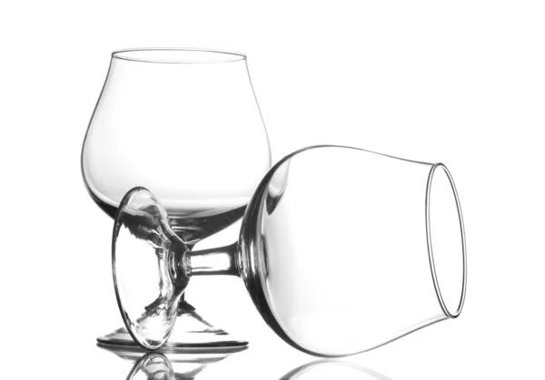 白で隔離される 2 つの空のグラス — ストック写真