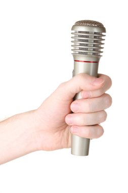 parlak gri demir mikrofon üzerinde beyaz izole el