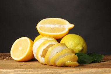 yapraklar gri arka plan üzerinde ahşap masa üzerinde olgunlaşmış limon