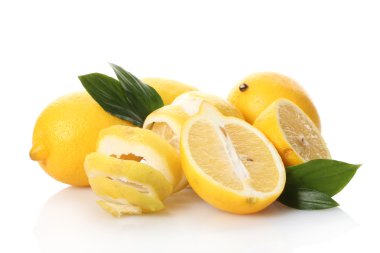 olgunlaşmış yapraklar üzerinde beyaz izole limon