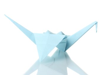 Origami üzerine beyaz izole mavi kağıt vinç