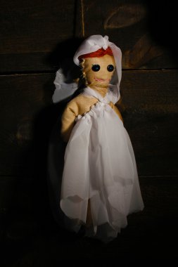 ahşap arka plan bez bebek voodoo kız gelin astı
