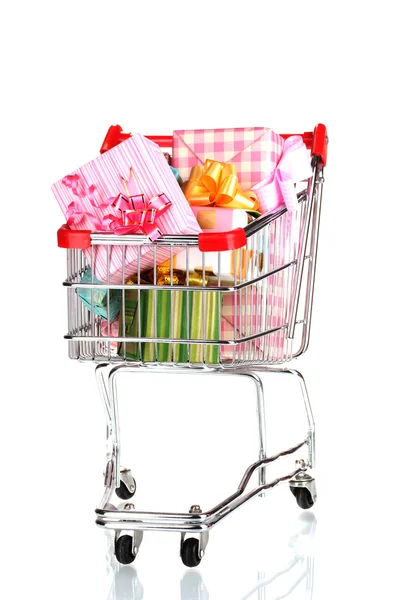 Nákupní košík s jasně dárky izolovaných na bílém — Stock fotografie