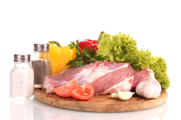 Rohes Fleisch und Gemüse auf einem Holzbrett isoliert auf weißem Papier — Stockfoto