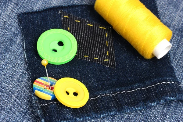 スレッドとボタンのクローズ アップのジーンズのパッチの菱形の形をしました。 — ストック写真