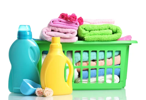 Detergentia en handdoeken in groene kunststof mand geïsoleerd op wit — Stockfoto