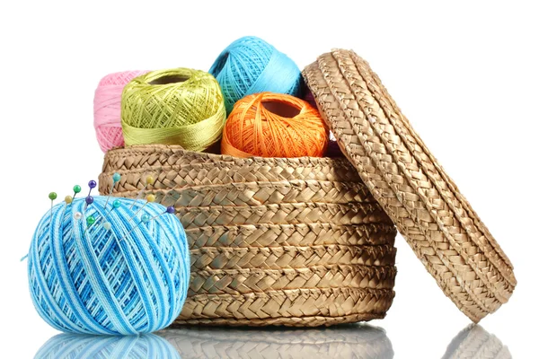 Hilos brillantes para tejer en la cesta aislada en blanco —  Fotos de Stock