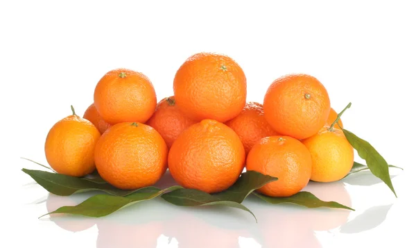 Спелые вкусные мандарины с листьями, изолированными на белом — стоковое фото