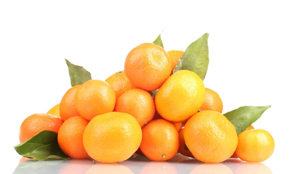Mandarini con foglie isolate su bianco — Foto Stock
