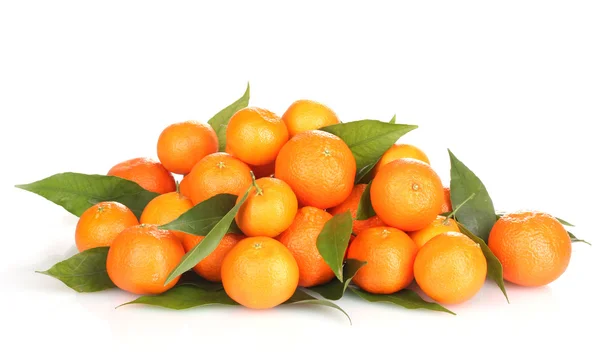 Coapte mandarine gustoase cu frunze izolate pe alb — Fotografie, imagine de stoc