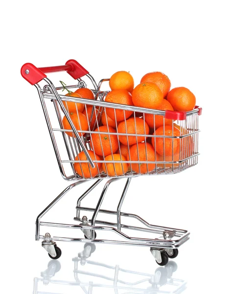 Reife leckere Mandarinen im Warenkorb isoliert auf weiß — Stockfoto