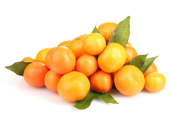 Tangeriner med blad isolerad på vit — Stockfoto