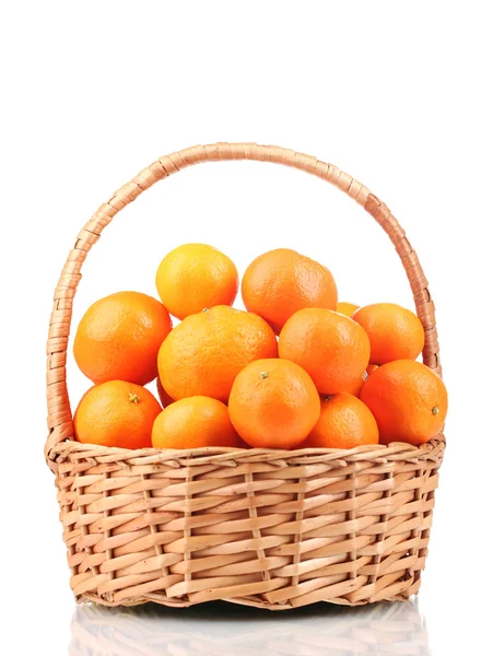 Mandarinas en una hermosa cesta aislada en blanco — Foto de Stock