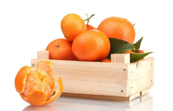 Mandarinas maduras y sabrosas con hojas en caja de madera aislada en blanco —  Fotos de Stock