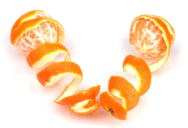 Zralé chutné mandarinky s kůrou izolovaných na bílém — Stock fotografie
