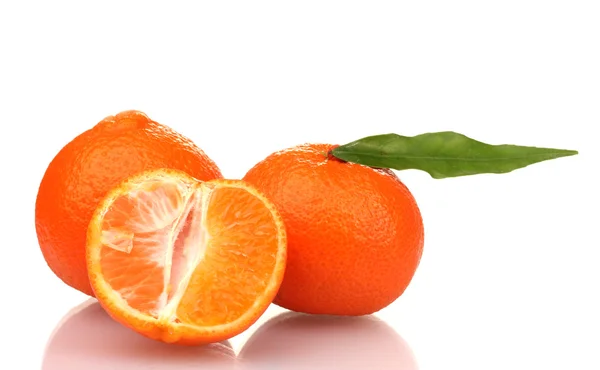 Rijp smakelijke mandarijnen met bladeren en segmenten geïsoleerd op wit — Stockfoto