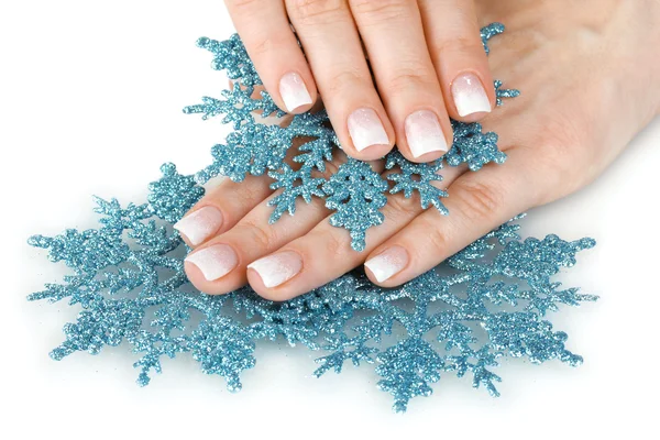 Ruce s krásnou zimní design a sněhové vločky izolovaných na bílém — Stock fotografie