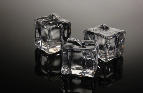 Is kuber på svart bakgrund — Stockfoto