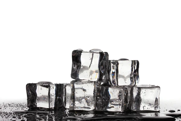 Derretimiento de cubitos de hielo aislados en blanco —  Fotos de Stock