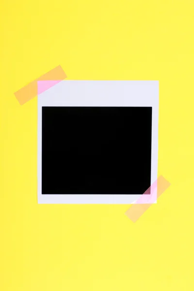 Papel fotográfico pegado sobre papel amarillo aislado sobre blanco — Foto de Stock