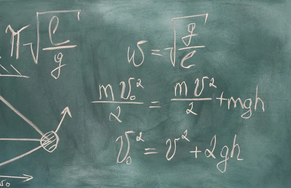Formules geschreven op groene schoolbord — Stockfoto