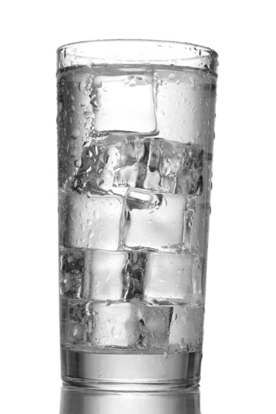 Vaso de agua con hielo aislado sobre blanco — Foto de Stock
