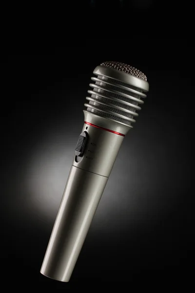 Microfono in ferro grigio lucido su sfondo nero — Foto Stock