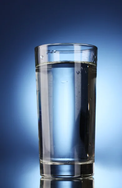 파란색 배경에 있는 물 한 컵 — 스톡 사진