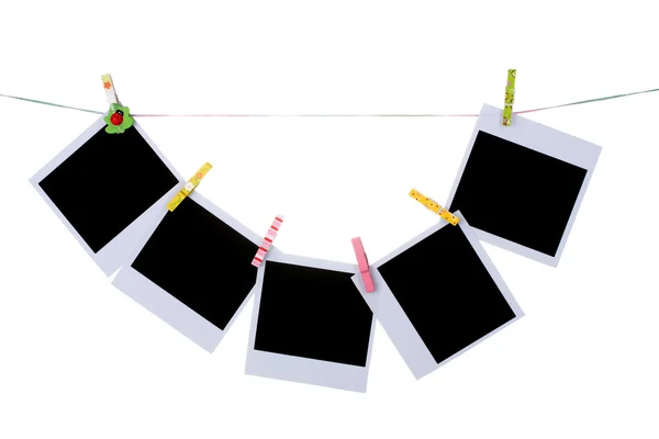 Fotopapper hängande på klädstreck isolerad på vit — Stockfoto