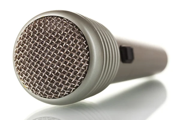 Lesklé šedé litiny mikrofon izolované na bílém — Stock fotografie