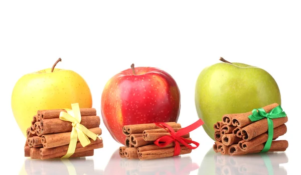 Tarçın ve üzerinde beyaz izole elma — Stok fotoğraf