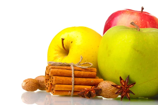 Fahéjat, alma, szerecsendió és elszigetelt fehér ánizs — Stock Fotó