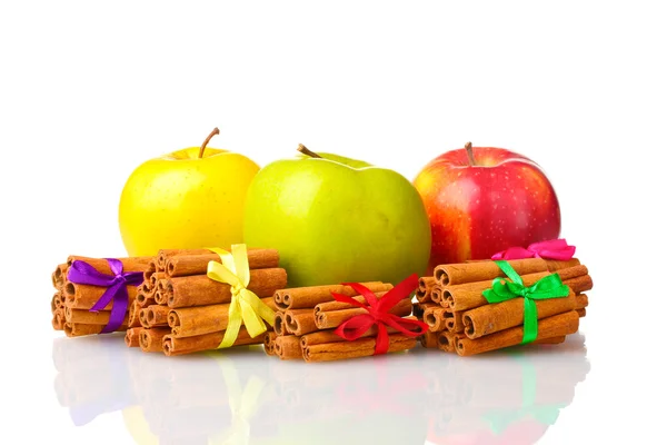 Cannella bastoncini e mele isolate su bianco — Foto Stock